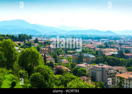 Bergamo città panorama dalla Città Alta Città Vecchia, Italia Foto Stock