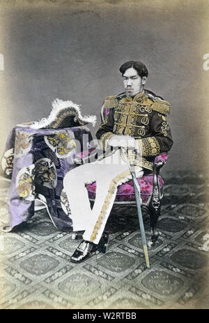 [ 1870 Giappone - l'Imperatore Meiji ] - l'Imperatore Meiji (1852-1912) era il 122imperatore del Giappone. Ca. 1873 (Meiji 6). Xix secolo albume vintage fotografia. Foto Stock