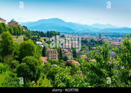 Bergamo città panorama dalla Città Alta Città Vecchia, Italia Foto Stock