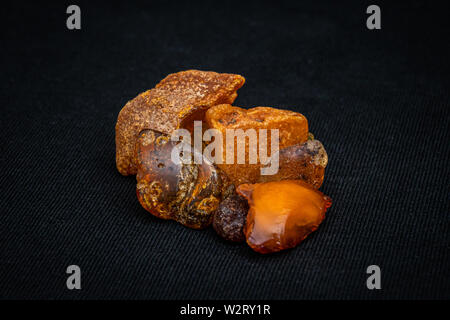 Ambra Bernstein raccolta di bellissimi pezzi in differenti tonalità di giallo arancione marrone oro e rame Foto Stock