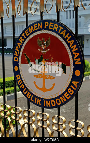 Jakarta, dki jakarta/Indonesia - 05 settembre 2008: ingresso con lo stemma del ministero della difesa e della sicurezza ( departemen pertahanan republ Foto Stock