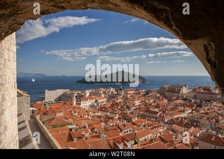 Vista dalla Torre Minčeta, sopra la città vecchia di Dubrovnik, Croazia, mostrando il vecchio porto, St. John's Fort e l'isola di Lokrum oltre Foto Stock