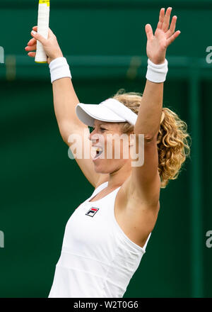 Londra, Regno Unito. 10 Luglio, 2019. Tennis: Grand Slam, Wimbledon, misto, raddoppia, Round di 16: Sitak/Siegemund (Nuova Zelanda/Germania) - Pavic/Dabrowski (Croazia/Canada). Laura Siegemund cheers dopo la partita. Credito: Frank Molter/dpa/Alamy Live News Foto Stock