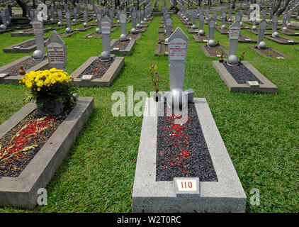 Jakarta, dki jakarta/INDONESIA - aprile 20, 2009: tombe del generale h sudradjat edi e il ministro degli affari esteri h alatas e generale e mi Foto Stock