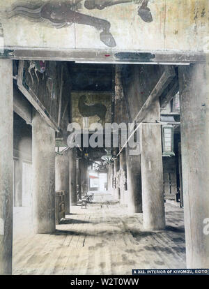 [ 1890 Giappone - Interno del tempio Kiyomizudera, Kyoto ] - Interno di Otowa-san Kiyomizudera tempio buddista a Higashiyama nella parte orientale di Kyoto. Costruito nel 1633, il tempio in realtà risale al 798. Il tempio prende il suo nome ("acqua pura") dalla cascata nel complesso del tempio. Xix secolo albume vintage fotografia. Foto Stock