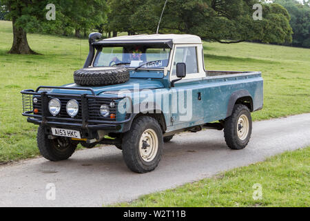 Classic Vintage restaurati i veicoli storici auto arrivando a Leighton Hall car show in Carnforth, Lancaster, Regno Unito Foto Stock