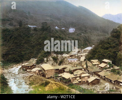 [ 1890 Giappone - primavera calda Village in Hakone ] - Vista Panoramica di Tonosawa (塔ノ沢) primavera calda lungo il fiume Hayakawa (早川). Il grande edificio in centro si trova la famosa Fukuzumiro inn (福住樓). Fu distrutto nel 1910 (Meiji 43) alluvione. In lontananza le Haristos Chiesa Russa Ortodossa (ロシア正教のハリストス教会) può essere visto; la zona è stata una popolare località turistica estiva per i russi. Xix secolo albume vintage fotografia. Foto Stock