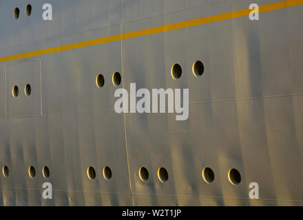 Porto di Rotterdam, Zuid Holland/Paesi Bassi - Luglio 22, 2014: disgregato scafo grigio della storica nave passeggeri ss Rotterdam con un giallo st Foto Stock