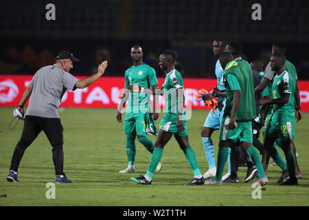 Il Cairo, Egitto. 10 Luglio, 2019. I giocatori Senegla celebrare la loro vittoria dopo il 2019 Africa Coppa delle Nazioni trimestre finale di partita di calcio tra Senegal e Benin presso il 30 giugno stadium. Credito: Omar Zoheiry/dpa/Alamy Live News Foto Stock