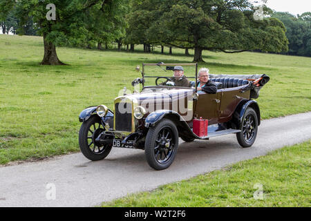 Classic Vintage restaurati i veicoli storici auto arrivando a Leighton Hall car show in Carnforth, Lancaster, Regno Unito Foto Stock