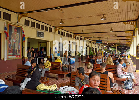 Ayutthaya, Tailandia - 11 febbraio 2019: la gente del posto e i turisti in attesa su una piattaforma di ayutthaya stazione ferroviaria Foto Stock