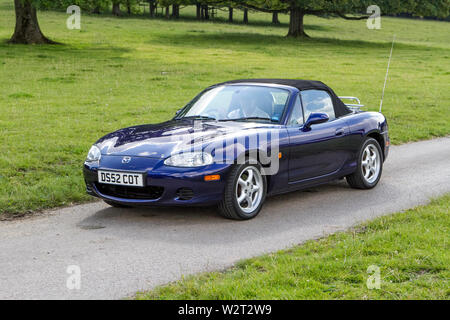 Mazda mx5 veicoli storici d'epoca restaurati e d'epoca che arrivano alla fiera di Leighton Hall a Carnforth, Lancaster, Regno Unito Foto Stock