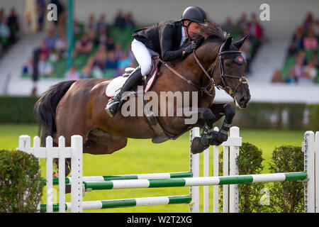 Harrogate. Yorkshire. Il 10 luglio 2019. Il 2° posto. James Smith in sella alla Black Flyer. GBR. Rudding Park campionato. Showjumping. Grande spettacolo dello Yorkshire. Grande Yorkshire Showground. Harrogate. Yorkshire. Regno Unito. 10/07/2019. Credit Elli Birch/SIP Agenzia fotografica/Alamy live news Foto Stock