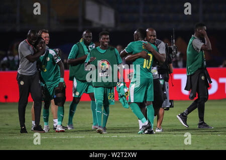 Il Cairo, Egitto. 10 Luglio, 2019. Senegal giocatori celebrare la loro vittoria dopo il 2019 Africa Coppa delle Nazioni trimestre finale di partita di calcio tra Senegal e Benin presso il 30 giugno stadium. Credito: Omar Zoheiry/dpa/Alamy Live News Foto Stock