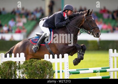 Harrogate. Yorkshire. Il 10 luglio 2019. Vincitore. Mark Edwards cavalcare Tinkers racconto. GBR. Rudding Park campionato. Showjumping. Grande spettacolo dello Yorkshire. Grande Yorkshire Showground. Harrogate. Yorkshire. Regno Unito. 10/07/2019. Credit Elli Birch/SIP Agenzia fotografica/Alamy live news Foto Stock