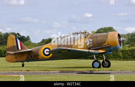 Il Wacky Wabbit un North American Harvard che danno piacere volo a Shuttleworth Airshow militare il 7 Luglio 2019 Foto Stock