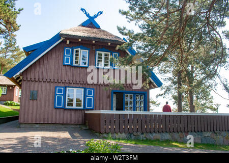 Thomas Mann Summer house, vecchio tradizionale lituana casa in legno in Nida, Lituania, in Europa con i turisti in visita Foto Stock