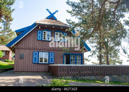 Thomas Mann Summer house, vecchio tradizionale lituana casa in legno in Nida, Lituania, in Europa con i turisti in visita Foto Stock