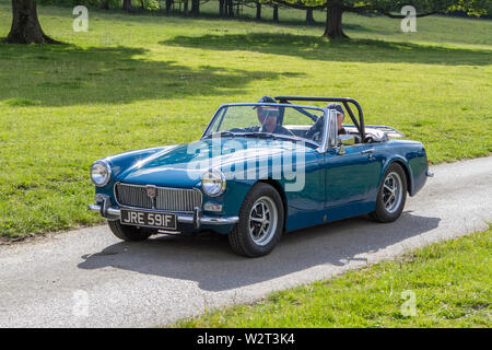 JRE591F MG Midget classic vintage restaurati i veicoli storici auto arrivando a Leighton Hall car show in Carnforth, Lancaster, Regno Unito Foto Stock