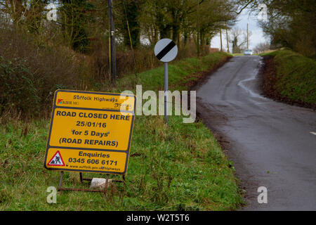 Giallo Suffolk Autostrade segno sull'erba orlo avviso di chiusura della strada Foto Stock