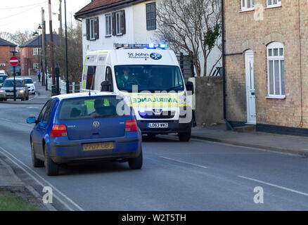 A St John Ambulance risponde con luci blu lampeggiante Foto Stock