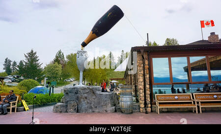 Vancouver, British Columbia, Canada - 5-14-19, Summerhill Pyramid cantina è più grande del Canada cantina organico e premier produttore di vini spumanti. Foto Stock