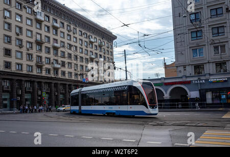 Maggio 30, 2019, Mosca, Russia. Il tram e auto sulla strada di Mosca. Foto Stock