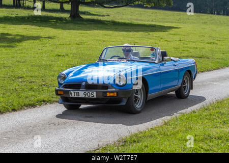 VTB90S MG B blu soft top classic vintage restaurati i veicoli storici auto arrivando a Leighton Hall car show in Carnforth, Lancaster, Regno Unito Foto Stock