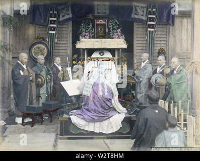 [ 1890 Giappone - Buddista Giapponese servizio funebre ] - sacerdoti buddisti condurre un servizio funebre in un tempio. Xix secolo albume vintage fotografia. Foto Stock