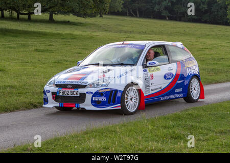 2002 blu Ford Focus ST170; classic vintage restaurati i veicoli storici auto arrivando a Leighton Hall car show in Carnforth, Lancaster, Regno Unito Foto Stock