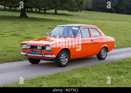 Classic Vintage restaurati i veicoli storici auto arrivando a Leighton Hall car show in Carnforth, Lancaster, Regno Unito Foto Stock