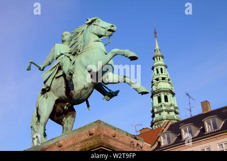 La statua equestre di Absalon a Højbro Plads a Copenhagen, in Danimarca. Il vescovo Absalon è stata la città del leggendario fondatore. Foto Stock