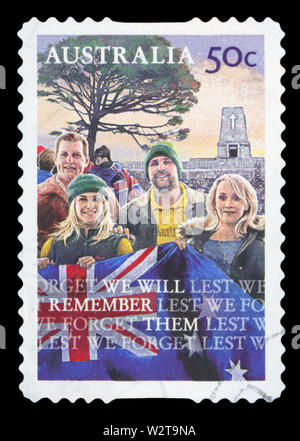 AUSTRALIA - circa 2008: un timbro stampato in Australia mostra i giovani con la bandiera e lo slogan non dimentichiamolo - ricorderemo loro, circa 2008 Foto Stock