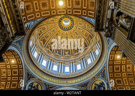 La Basilica di San Pietro la cupola vista interna nella Città del Vaticano Foto Stock