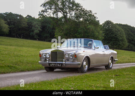 Rolls Royce d'oro anni '70 degli anni '1970 70 al Classic Car Rally tenutosi domenica 7 luglio 2019. La mostra d'auto d'epoca di Mark Woodward si è recata nella scenografica Carnforth per mostrare altri classici del patrimonio storico, storici, motori d'epoca e oggetti da collezione storici alla mostra di trasporto di quest'anno a Leighton Hall, un'opportunità per vedere oltre 500 veicoli classici del passato in uno degli spettacoli più completi e diversificati dell'evento estivo delle auto classiche. Foto Stock