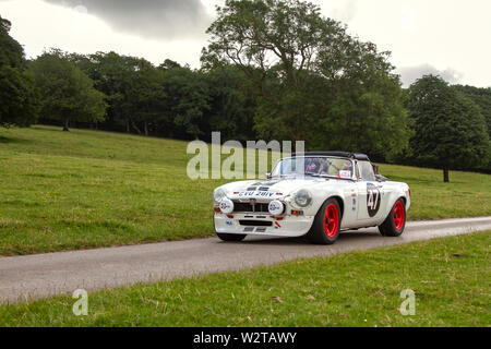 Auto da corsa bianca 1979 anni 70 MGB No.47 convertibile, tetto apribile, cabriolet, caduta-top, Sportscar, roadster, cabriolet; Rally di auto classica tenuto nel luglio 2019. La mostra automobilistica classica di metà estate di Mark Woodward si è recata nella panoramica Carnforth per mostrare più classici, storici, motori d'epoca e oggetti da collezione di storia alla mostra sui trasporti di quest'anno a Leighton Hall, Foto Stock