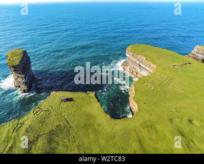 Dun Briste Stack del mare nella contea di Mayo in Irlanda. Questo è uno dei punti lungo la selvaggia modo atlantico Foto Stock