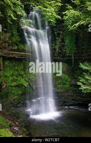 Questa è una lenta velocità di otturatore immagine della Cascata di Glencar nella Contea di Leitrim, Irlanda Foto Stock