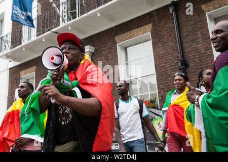 Londra, Regno Unito. 10 Luglio, 2019. I membri della comunità senegalese nel Regno Unito che Senegalese di sostegno alla società civile circolazione Aar Li Ñu Bokk protesta al di fuori di Chatham House durante una intervista di Evan Davis di BP Group Chief Executive Bob Dudley per discutere il bilanciamento crescenti fabbisogni di energia con considerazioni relative ai cambiamenti climatici. La protesta è seguita una BBC Panorama exposé su un $10bn benzina e gas lo scandalo di corruzione in Senegal per il quale esse dispongono di BP responsabile, nonché la concessione di un olio di sfruttamento attraverso il contratto di Timis Corporation. Credito: Mark Kerrison/Alamy Live News Foto Stock