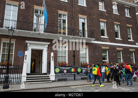 Londra, Regno Unito. 10 Luglio, 2019. I membri della comunità senegalese nel Regno Unito che Senegalese di sostegno alla società civile circolazione Aar Li Ñu Bokk protesta al di fuori di Chatham House durante una intervista di Evan Davis di BP Group Chief Executive Bob Dudley per discutere il bilanciamento crescenti fabbisogni di energia con considerazioni relative ai cambiamenti climatici. La protesta è seguita una BBC Panorama exposé su un $10bn benzina e gas lo scandalo di corruzione in Senegal per il quale esse dispongono di BP responsabile, nonché la concessione di un olio di sfruttamento attraverso il contratto di Timis Corporation. Credito: Mark Kerrison/Alamy Live News Foto Stock