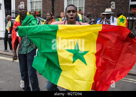 Londra, Regno Unito. 10 Luglio, 2019. I membri della comunità senegalese nel Regno Unito che Senegalese di sostegno alla società civile circolazione Aar Li Ñu Bokk protesta al di fuori di Chatham House durante una intervista di Evan Davis di BP Group Chief Executive Bob Dudley per discutere il bilanciamento crescenti fabbisogni di energia con considerazioni relative ai cambiamenti climatici. La protesta è seguita una BBC Panorama exposé su un $10bn benzina e gas lo scandalo di corruzione in Senegal per il quale esse dispongono di BP responsabile, nonché la concessione di un olio di sfruttamento attraverso il contratto di Timis Corporation. Credito: Mark Kerrison/Alamy Live News Foto Stock