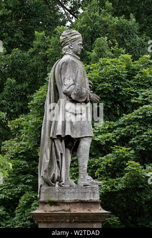 La statua di Allan Ramsay (1686 -1758),poeta Scozzese, drammaturgo, publisher e bibliotecario in Princes Street Gardens, Edimburgo, Scozia, Regno Unito. Foto Stock