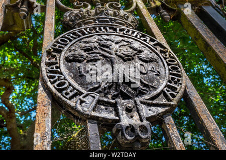 CARTELLO d'ingresso WISLEY RHS cartello d'ingresso metallo intemperie simbolo Royal Horticultural Society (RHS) targa metallica 1804 emblema sui cancelli d'ingresso Wisley Surrey UK Foto Stock