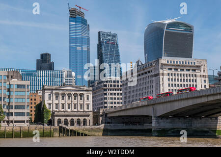 London Bridge con autobus rossi di Londra che conduce alla città di Londra edifici finanziari la vecchia e la nuova architettura. Skyline e la costruzione di edifici per uffici nella città di Londra. Vista sulla città di edifici ad alta vista dal fiume Tamigi Londra Foto Stock