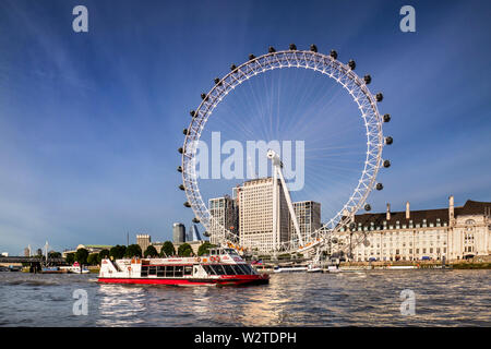 Crociera turistica sul Tamigi a Londra in staycation Cruise crociera sul Tamigi in barca a monte in un cielo calmo e limpido blu con Southbank, London Eye, Marriott Hotel County Hall e Shell HQ da Westminster Pier Victoria Embankment Westminster London England UK Foto Stock