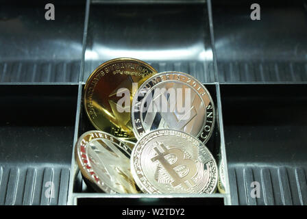 Primo piano di una collezione di cryptocurrency in un lockbox Foto Stock