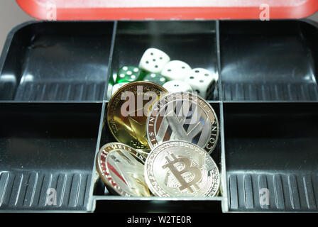 Primo piano di una collezione di cryptocurrency in un lockbox Foto Stock