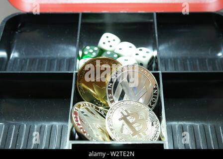 Primo piano di una collezione di cryptocurrency in un lockbox Foto Stock