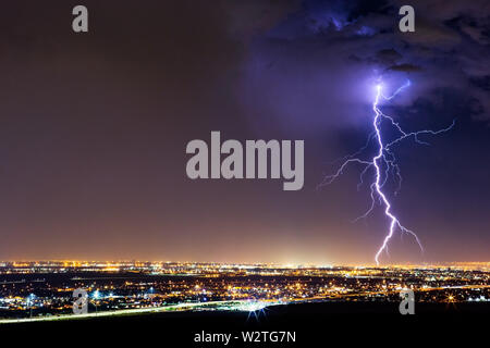 Un fulmine drammatico colpo come una tempesta si muove attraverso El Paso, Texas Foto Stock