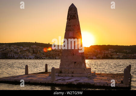 Bella vista panoramica della città al tramonto e un monumento Obelisco in città greca Argostoli sull'isola di Cefalonia (isola del mar Ionio) in Grecia. Foto Stock